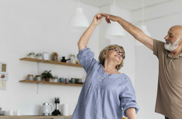 Ouder paar danst
